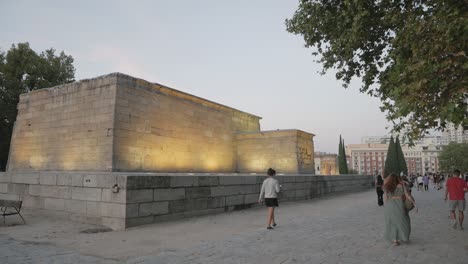 Vista-Exterior-De-La-Pequeña-Parte-Del-Templo-De-Debod-En-Madrid-Con-Algunos-Visitantes,-España