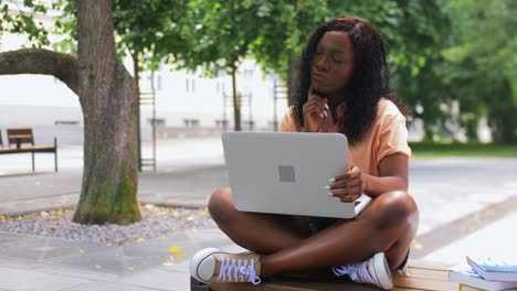 Chica-Estudiante-Africana-Con-Laptop-Y-Libros-En-La-Ciudad