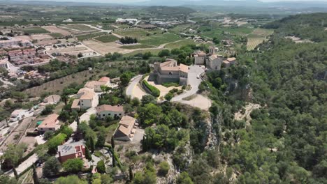 Vista-Con-Plano-General,-Pueblo-Con-Encanto,-Historia,-Iglesia-Medieval,-Vistas-Del-Pueblo,-Viñedos,-Iglesia,-Medieval