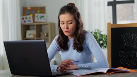 Schule,-Online-Bildung-Und-E-Learning-Konzept.-Teenager-Studentin-Mit-Laptop-Computer-Hat-Chemieunterricht-Und-Schreibt-In-Ein-Notizbuch,-Das-Zu-Hause-Auf-Dem-Bett-Liegt