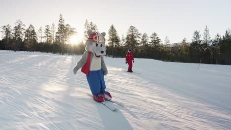 Skilehrer,-Skimaskottchen-Beim-Abfahrtsskifahren-Mit-Kindern