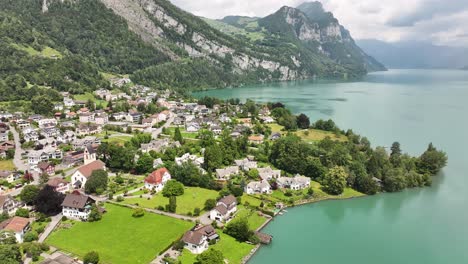 Das-Malerische-Städtchen-Weesen-Am-Ufer-Des-Walensees,-Von-Einer-Drohne-Aus-Gesehen