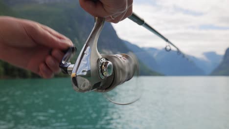 Frau-Fischt-Auf-Einer-Angelrute,-Die-In-Norwegen-Spinnt.