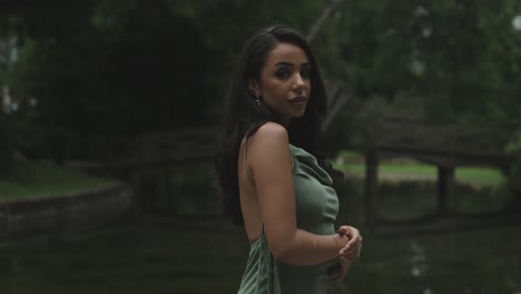 Retrato-De-Una-Bella-Mujer-Posando-En-Un-Parque-Con-Un-Vestido-Verde.