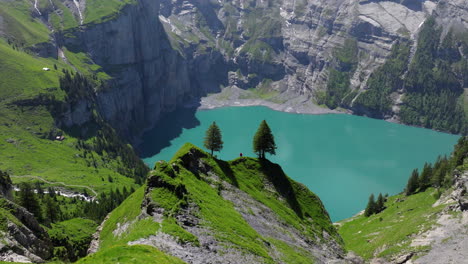 Vista-Panorámica-Del-Lago-Oeschinen-En-El-Oberland-Bernés,-Suiza-(fotografía-Con-Dron)