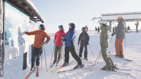 Esquiadores-Hablando-Y-Mirando-Un-Mapa-De-La-Pista-De-Esquí-En-Stoten,-Suecia