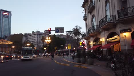 Las-Calles-De-La-Ciudad-Metropolitana-De-Buenos-Aires-Por-La-Noche-Con-Tráfico-Lento,-Plaza-De-Mayo,-Catedral-Y-El-Cabildo,-Lugar-Turístico-Colonial-De-Argentina