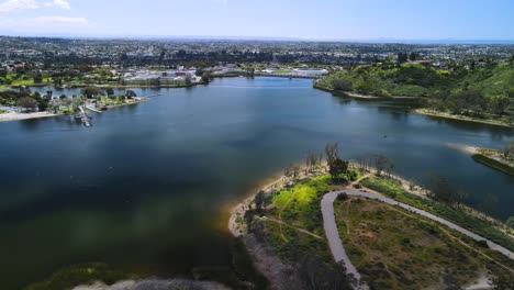 Vista-Aérea-Con-Dron-Del-Embalse-Del-Lago-Murray,-California,-En-Una-Mañana-Nublada