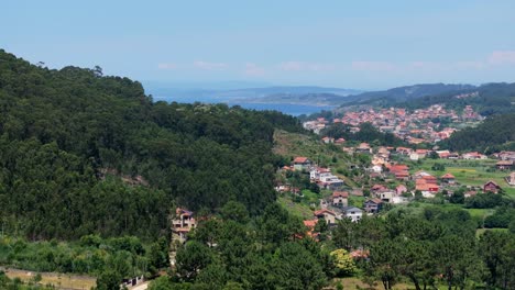 Montañas-Exuberantes-Y-Asentamientos-En-Las-Laderas-De-Cangas,-En-A-Coruña,-Galicia,-España