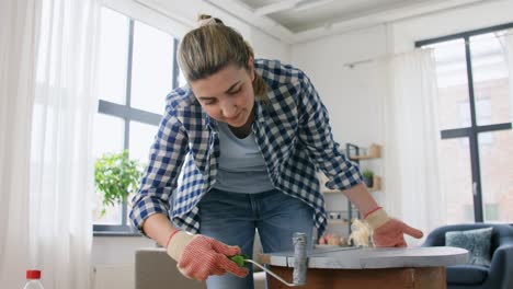 Mujer-Pintando-Una-Vieja-Mesa-O-Silla-De-Madera-En-Gris.