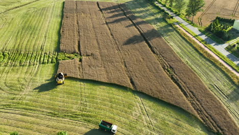 Vista-Aérea-De-Una-Cosechadora-Y-Un-Camión-Trabajando-En-Un-Campo-Durante-La-Cosecha.