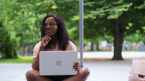 Afrikanische-Studentin-Mit-Laptop-Und-Büchern-In-Der-Stadt