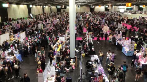 Personas-Comprando-En-El-Evento-Dokomi-En-El-Pabellón-3,-Düsseldorf,-Alemania,-29-De-Marzo-De-2018.