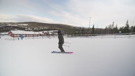 Skifahrer-Geht-In-Den-Snowpark-Und-Macht-Einen-Railslide-270-Auf-Einem-Kleinen-Rail