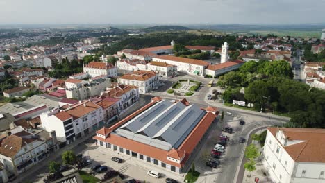 Luftaufnahme-Des-Santarem-Marktes-In-Portugal-Mit-Gebäuden-Mit-Roten-Dächern-Und-Einer-Städtischen-Landschaft