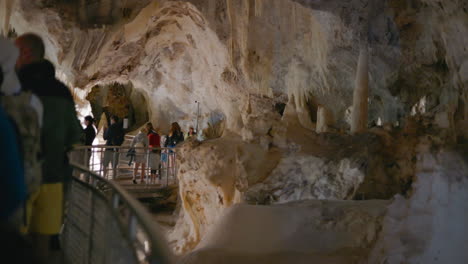 Cuevas-De-Frasassi,-Visita-Guiada-Al-Interior-De-Las-Cuevas-Cubiertas-De-Estalactitas-Y-Formaciones-Rocosas-únicas