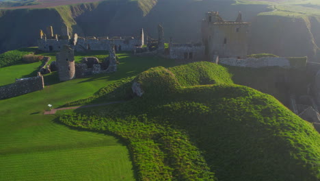 Las-Encantadoras-Ruinas-Del-Castillo-De-Dunnottar:-Cautivadoras-Vistas-Aéreas-Con-Drones-En-Stonehaven,-Escocia