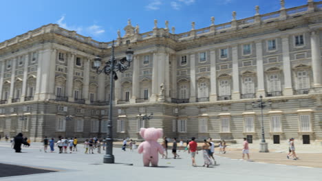 Toma-Panorámica-Del-Palacio-Real-De-Madrid-En-Un-Día-Soleado-Con-Turistas