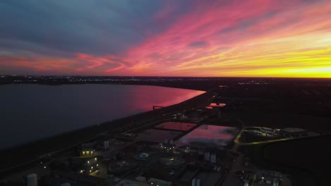 Cielo-Colorido-Al-Atardecer-Sobre-El-Lago-Hefner-Y-La-Planta-De-Tratamiento-De-Agua-De-Hefner-En-La-Ciudad-De-Oklahoma,-Oklahoma