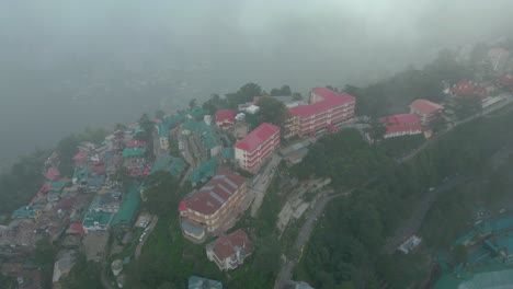 Vista-Aérea-De-La-Estación-De-Montaña-De-Shimla,-Calle-Comercial