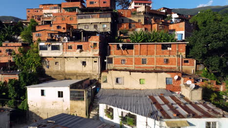 Casas-Suburbanas-En-Una-Barriada-En-Una-Ladera-Cerca-De-La-Ciudad-De-Caracas,-Venezuela