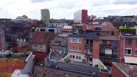 Vista-Aérea-De-Una-Ciudad-Con-Edificios-Residenciales-En-Genk,-Bélgica