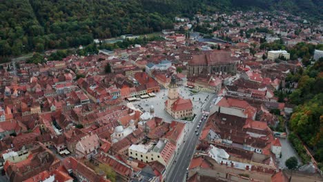 Brasov-city-center-with-historic-buildings-and-streets,-aerial-view