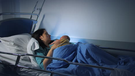 Madre-Y-Bebé-Recién-Nacido-Descansando-En-La-Cama-Del-Hospital