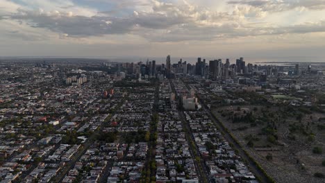 Toma-Aérea-Del-Hermoso-Paisaje-Urbano-De-Melbourne,-El-área-De-Brunswick-Y-El-CBD-De-Fondo-Al-Atardecer