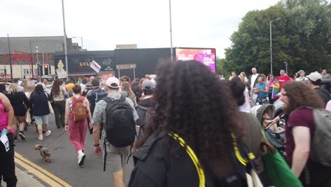 Junge-Demonstranten-Mit-Ihrem-Banner-Bei-Einem-Pro-palästinensischen-Und-Pro-homosexuellen-Marsch-In-Glasgow