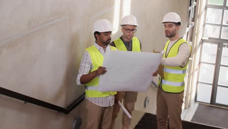 Constructor-Masculino-En-Casco-Con-Plano-En-La-Ventana