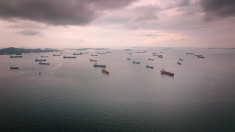 Vista-Aérea-De-Los-Buques-Portacontenedores-Anclados-En-El-Estrecho-De-Singapur,-Logística-Global