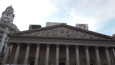 Vista-Panorámica-De-Los-Edificios-Clásicos-De-La-Ciudad-De-Buenos-Aires,-Con-La-Principal-Iglesia-Católica-Y-Los-Principales-Bancos-Al-Fondo.