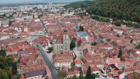 Brasov's-old-town-with-the-black-church-and-surrounding-buildings,-aerial-view