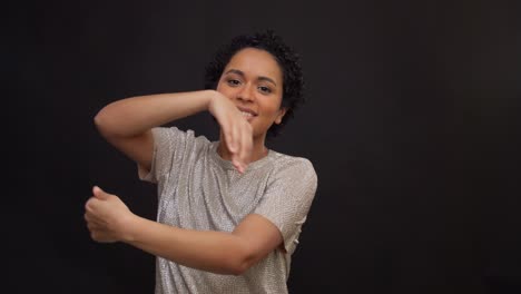 Concepto-De-Ocio-Y-Gente-Feliz-Mujer-Afroamericana-Bailando-Sobre-Fondo-Negro