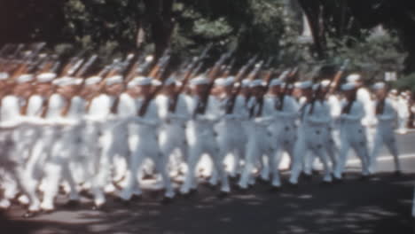 Los-Soldados-Llevan-Rifles-Durante-La-Procesión-Fúnebre-Militar-En-Washington,-En-La-Década-De-1950.