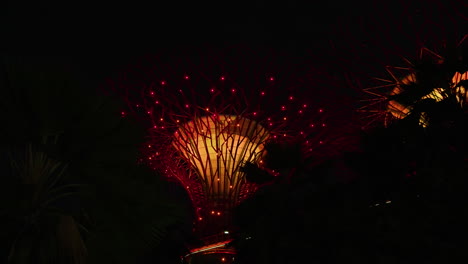 Supertree-Grove-Mit-Lichtern-Beleuchtet,-Gardens-By-The-Bay-In-Singapur---Aufnahme-Aus-Niedriger-Perspektive