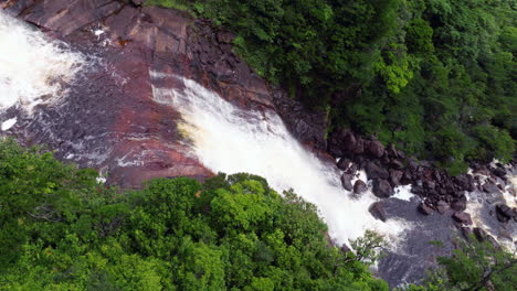 Fluyendo-Sobre-Montañas-De-Arenisca-Tropical,-Salto-Ángel-En-El-Parque-Nacional-Canaima,-Venezuela