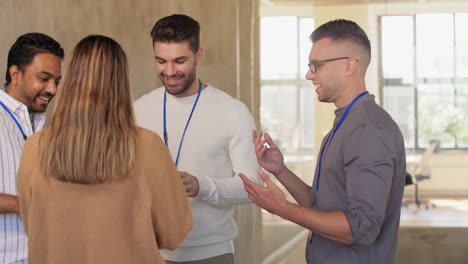 Gente-De-Negocios-Bebiendo-Café-Para-Llevar-En-La-Oficina