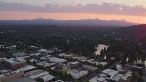 Sonnenuntergang-über-Der-Kleinen-Amerikanischen-Stadt-Bend,-Oregon-Mit-Lichtstrahlen,-Die-Hinter-Der-Bergkette-Hervortreten