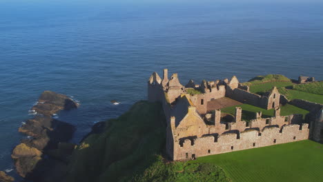 Dunnottar-Castle-Aus-Der-Luft:-Eine-Drohne-Fängt-Seine-Pracht-In-Stonehaven,-Schottland-Ein