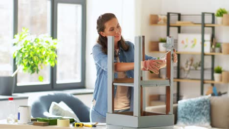 Mujer-Pintando-Una-Vieja-Mesa-O-Silla-De-Madera-En-Gris.