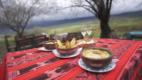 Mesa-De-Restaurante-Al-Aire-Libre-Con-Comida-Típica-De-Los-Nativos-De-La-Región-Andina.