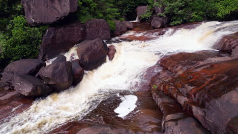 Salto-Ángel-Con-Agua-Cayendo-En-Cascada-Sobre-Las-Rocas-En-El-Parque-Nacional-Canaima,-Venezuela---Fotografía-Con-Dron