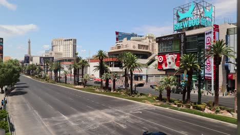 Leere-Straßen-Mit-Wenig-Bis-Gar-Keinem-Verkehr-Auf-Dem-Las-Vegas-Boulevard-An-Einem-Heißen-Sommertag