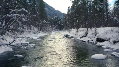 Hermoso-Bosque-De-Nieve-En-Invierno.-Volando-Sobre-Ríos-Y-Pinos-Cubiertos-De-Nieve.