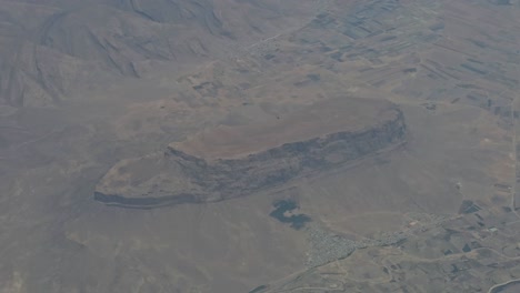 Una-Extraña-Estructura-Con-Forma-De-Barco-Fue-Vista-Desde-Un-Avión-En-Ruta-De-Dubai-A-Tbilisi.