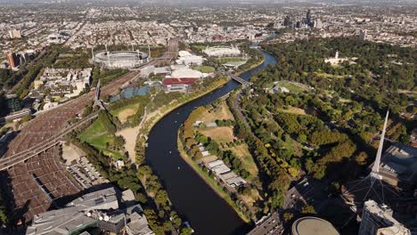 Vorort-Von-Melbourne-City-Mit-Yarra-River,-Gleis-Des-Bahnhofs,-Arena-Stadion-Und-Grünem-Park-Mit-Autobahn