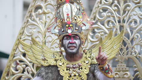 Hombre-En-Guerrero-Tradicional-Indonesio-Durante-El-Festival-En-La-Plaza-Taman-Fatahillah-En-El-Oeste-De-Yakarta,-Indonesia