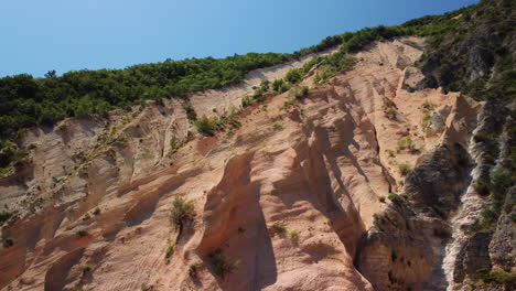 Ansammlung-Von-Rotem-Sedimentgestein,-Das-Im-Laufe-Der-Jahrhunderte-Durch-Wasser-Und-Regen-Erodiert-Wurde